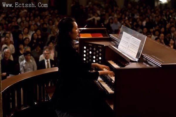 ������ѧԺʥ��ϵʦ���μӼ���C.P.E.�ͺյ���300�������ֻ�